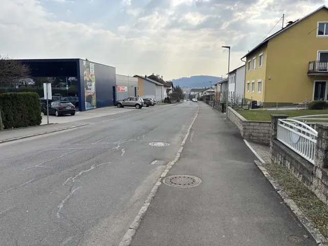Zwei Gleise in der Dr.-Renner-Straße? Das Land OÖ (Schiene OÖ) prüft nun diese Möglichkeit. | Foto: MeinBezirk/Gernot Fohler