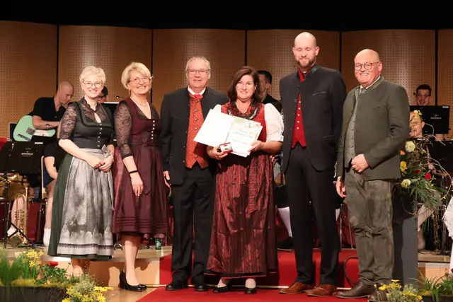 Barbara Egger (3.v.r.), ehemalige HTL-Direktorin, wurde in der Kategorie Bildung ausgezeichnet. | Foto: MeinBezirk