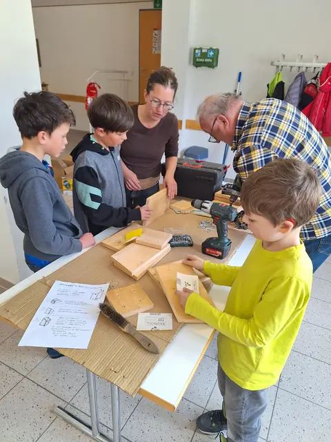 Gemeinsam wurden die Nistkästen gebaut. | Foto: Kinderfreunde Gosau