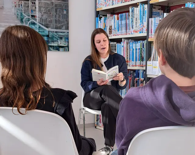 PH-Studierende Leonie Tara Hotzler liest Kindern der Praxisvolksschule vor | Foto: PH Salzburg /Elfriede Gruber-Bliem