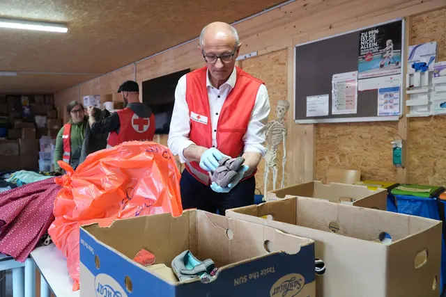 Von 22. bis zum 28. April steht in Tirol die Freiwilligenwoche an mit neuem Teilnahmerekord – rund 150 Projekte sind derzeit verfügbar. Auch LH Anton Mattle half letztes Jahr beim Projekt „Kleider machen Leute – Leute brauchen Kleider“. | Foto: Land Tirol/Hörmann
