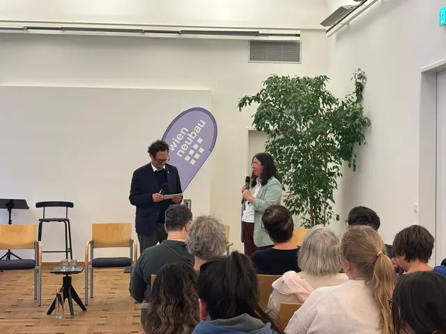 Bezirkschef Markus Reiter (Grüne, l.) meint: "Das ist kein lokales Problem, sondern ein europäisches." | Foto: Pia Rotter/MeinBezirk