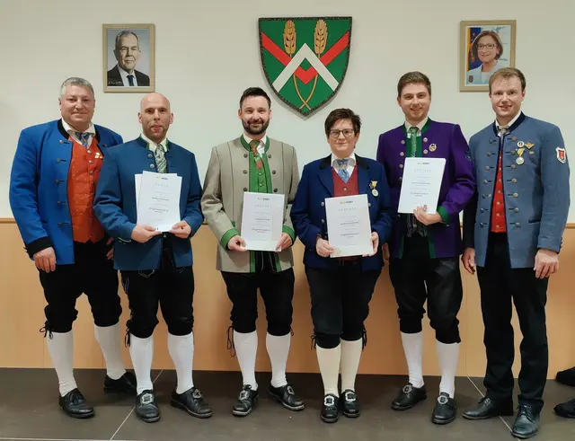 Dirigentennadel NOEBV Amstetten: Bezirksobm. Harald Weidinger, Kplm. Manfred Großalber, Kplm. David Rücklinger, Kplm. Daniela Schirghuber, Kplm. Matthias Hinterleitner, Bezirks-Kpm. Robert Wiese | Foto: NOEBV Amstetten:
