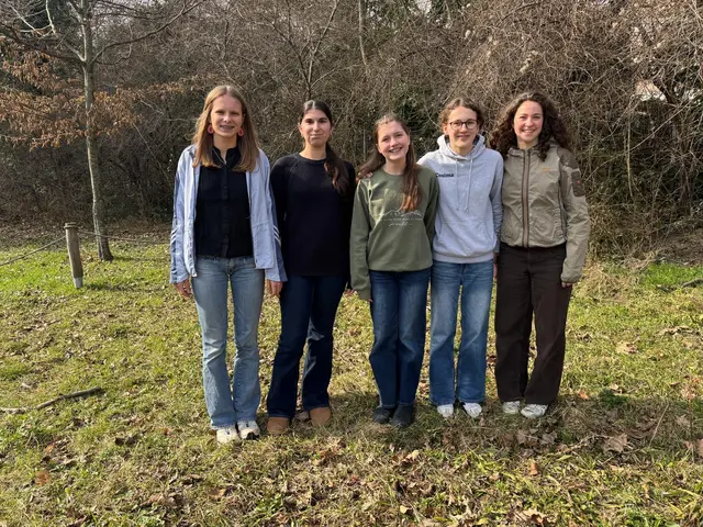 Caro, Helene, Pia, Cosima und Hannah beschäftigen sich mit dem Weinbau im Allgemeinen. | Foto: Fabian Franz/MeinBezirk
