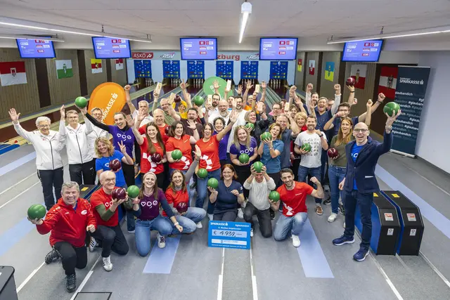  Bei bester Stimmung kegelten Salzburger Medienvertreter:innen, Vereinsmitglieder des ASV Salzburg-Itzling und Mitarbeiter:innen der Salzburger Sparkasse zugunsten von Rettet das Kind Salzburg. | Foto: Herbert Rohrer/Wildbild