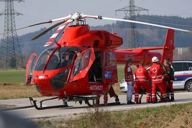 Der Rettungshubschrauber Martin 3 war am Unfallort im Einsatz. | Foto: laumat/Matthias Lauber