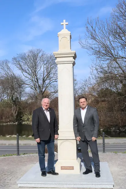 Bürgermeister Ernst Wendl und vizebürgermeister Manfred Mitzl bei der sanierten Pestsäule. | Foto: Gemeinde Himberg