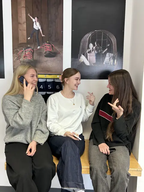(v.li) Eva, Rosa und Lilla tauschten für drei Wochen ihr Smartphone gegen ein Tastenhandy und verzichteten auf Social Media      Foto: Sarah Lukic