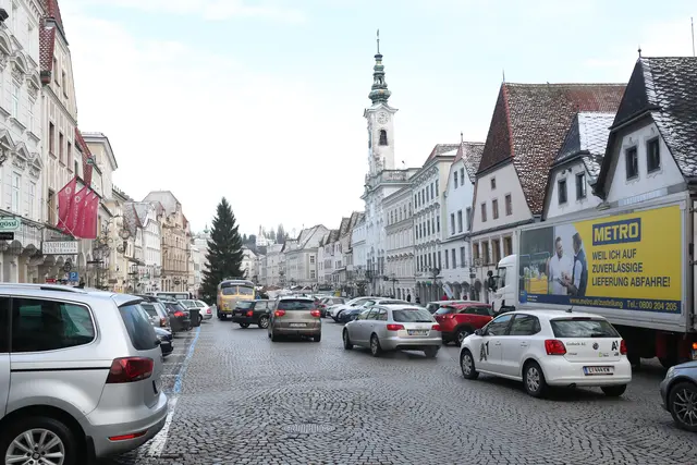 Ein Konzept für eine Verkehrsberuhigung am Steyrer Stadtplatz soll erarbeitet werden.  | Foto: kai