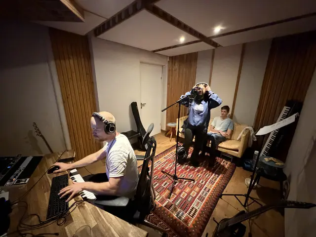 Bandmitglieder im Tonstudio mit ihrem Musikproduzenten.  | Foto: Everlasting