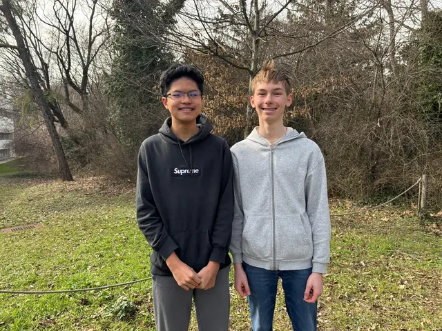 Linyi und Florian schauen sich das Grundwasser an. | Foto: Fabian Franz/MeinBezirk