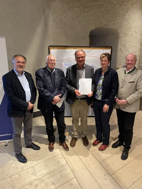 Von links: Richard Breschar (Direktor des Salzburger Bildungswerkes), Max Stürmer, Gerhard Bayer, Maria Fankhauser (Regionalbegleitung Pongau) und Christian Struber (Vorstandsvorsitzender). | Foto: Salzburger Bildungswerk/Michaela Habetseder