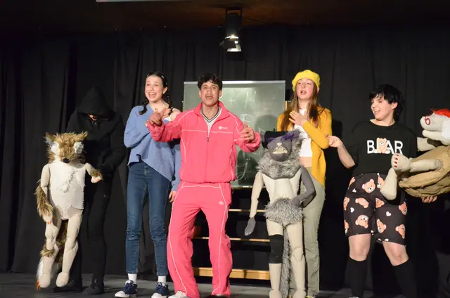 "Waaaas"?! Eine Schule, magische Tiere und ein entzückendes Kinderstück im Theater Telfs. | Foto: Schletterer