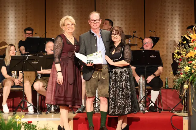 Andreas Aigner (Mitte) wurde in der Kategorie Wirtschaft von Bürgermeisterin Maria Pachner (l.) geehrt. | Foto: MeinBezirk