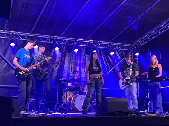 Die Band "Everlasting" besteht aus Leander Lunzer, David Giefing, Emilian Rieser, Prabhnoor Ghuman, Francisco Thaller und Sara Salkanovic.  | Foto: Everlasting