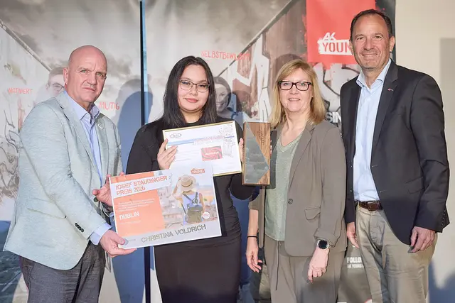 Die Hollabrunnerin Christina Voldrich wurde von AK-NÖ-Präsident Markus Wieser, AK-Direktor Stv. Christian Farthofer und AMS-NÖ-Chefin Sandra Kern mit dem Josef-Staudinger-Preis 2026 ausgezeichnet. | Foto: Foto: Georges Schneider