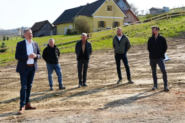 Bürgermeister Martin Weber spricht beim Spatenstich. Mit dabei (v. l.): Alexander Jäger, Ernst Fröhlich (Raiffeisen Region Radkersburg), Markus Kropf und Andreas Monetti vom Projektleitungsteam. | Foto: Nicole Schawill