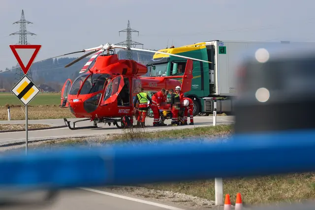 Zwischen Lambach und Neukirchen gerät ein Wohnwagen von der Straße ab und landet im Graben. | Foto: laumat/Matthias Lauber