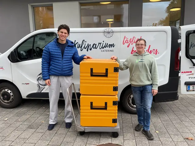 Sebastian Müller liefert gemeinsam mit begleiteten Mitarbeiter:innen die Speisen aus dem Kulinarium Salzburg aus.  | Foto: Diakoniewerk