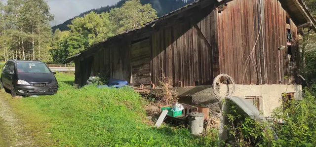 Autowrack und Müll auf landwirtschaftlichen Grundflächen | Foto: TBW Est. Stubai