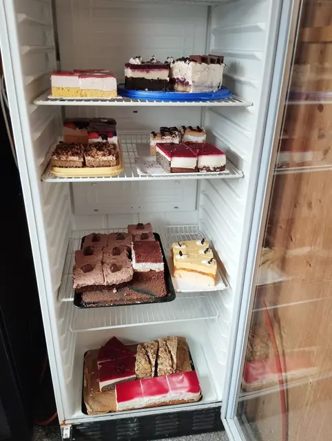 Gut gefüllte Mehlspeisvitrine der Gamser Frauen