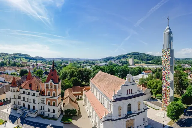 Der bunteste Kirchturm der Welt ist das Wahrzeichen der Stadtgemeinde Feldbach. | Foto: Flor Photography