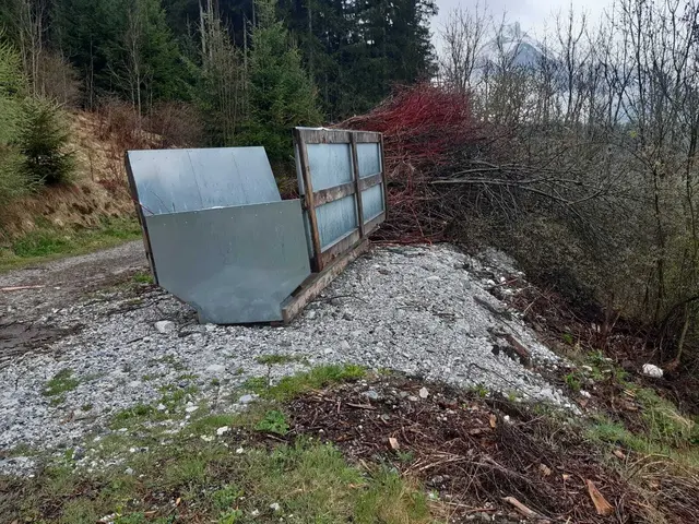 illegales Einbringen von Strauchablagerungen und deren Verarbeitung im Schutzgebiet | Foto: TBW Est. Stubai