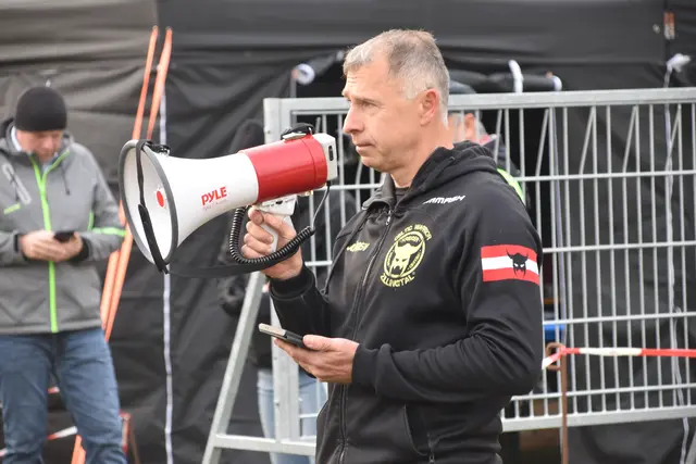 Dirtrun-Organisator Jürgen Pfalz briefte die Athletinnen und Athleten vor ihrem Start in die 8 Stunden Variante. 