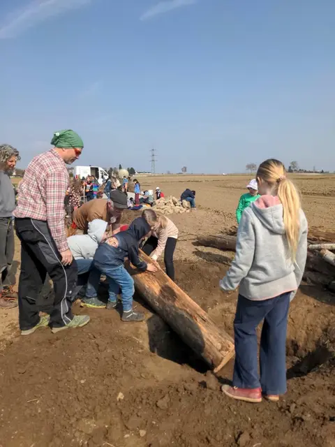 Schwere Holzstücke werden gemeinsam bewegt. | Foto:  Nicola Sophia Schmidt