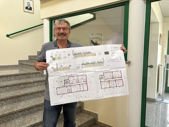 Bürgermeister Franz Pelzmann mit den Plänen zum neuen Pflegestützpunkt in Bocksdorf, der neben dem alten Sportplatz errichtet wird. | Foto: MeinBezirk/Elisabeth Kloiber