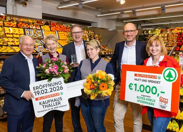 Im Zuge der Eröffnung spendete Spar 1.000 Euro an die Team Österreich Tafel des Roten Kreuzes: Josef Ober,  Ingrid Ritz, Christoph Holzer, Sabine Pölz, Stefan Thaller und Andrea Gallowitsch (v. l.) von der "Tafel Österreich" des Roten Kreuzes. | Foto: SPAR/Werner Krug