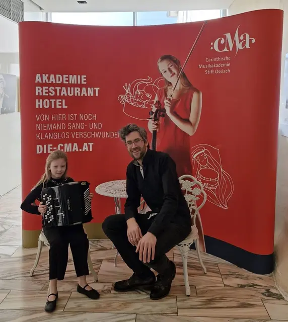 Sarah Elbe mit ihrem Harmonika-Lehrer Stefan Kollmann aus der Musikschule Eberndorf | Foto: Musikschule Südkärnten
