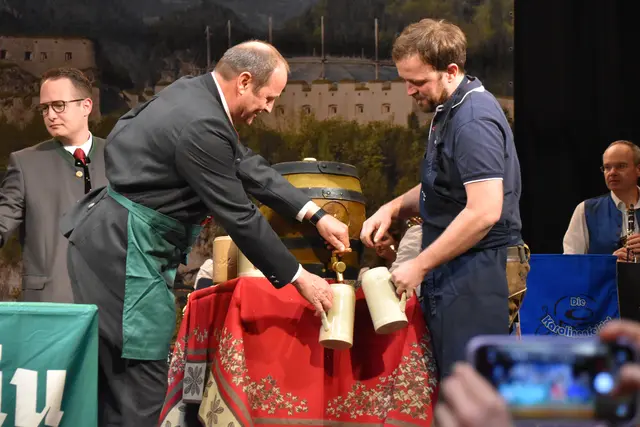 LH-Stv. Josef Geisler übernahm heuer den Bieranstich.  | Foto: Barbara Fluckinger