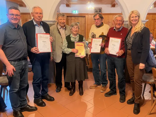 Ehrungen beim Seniorenbund Zirl: Lds.Gf Christoph Schultes, Fritz Kodweiss, OM Volker Bensel, Anna Flatscher, Werner Faber, Herman Seelos und Vzbgm LA Iris Zangerl-Walser (v.l.n.r.). | Foto: Seniorenbund Zirl