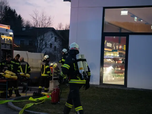 Drei Feuerwehren rückten zu dem Brand in Ampflwang am Freitag, 20. März 2026 aus. Sie brachten das Feuer rasch unter Kontrolle.  | Foto: FOTOKERSCHI / LUKAS GRÖSTLINGER