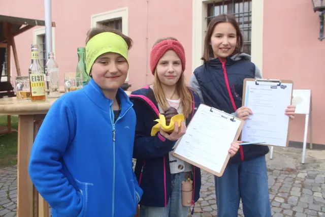 Maximilian, Magdalena und Johanna bei der Oster-Rätselralley. | Foto: arbes