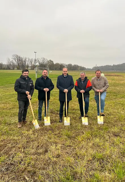 Anfang 2025 fand der symbolische Spatenstich zum Bau des neuen Pflegestützpunktes neben dem alten Sportplatz in Bocksdorf statt.  | Foto: Landesmedienservice