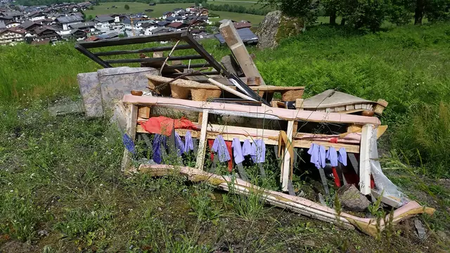 ungeeignetes Brennmaterial für Herz-Jesu-Feuer | Foto: TBW Est. Stubai