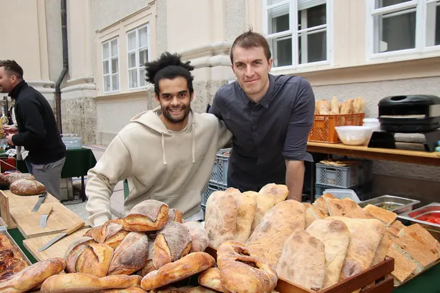 Brot boten Fabrice und Philipp zum Naturwein an.