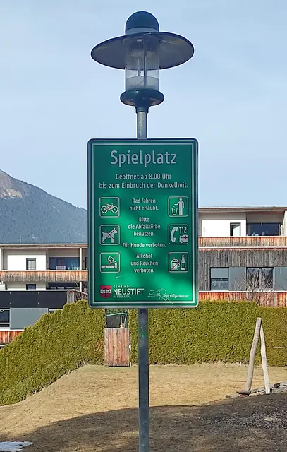 Regeln auf Kinderspielplätzen sind strikt einzuhalten | Foto: TBW Est. Stubai