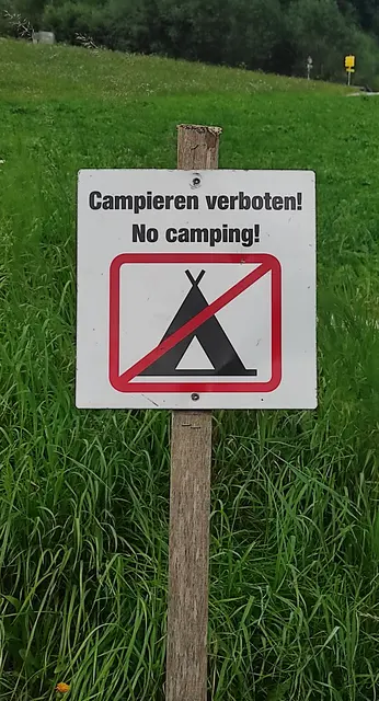 manchmal weisen Verbotsschilder auf das unerlaubte Campieren hin | Foto: TBW Est. Stubai