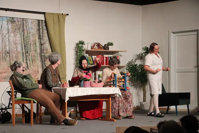 Die Theatergruppe Fischbach spielte heuer das Stück "Die Luft ist Rein im Altersheim". | Foto: Josef Hofmüller