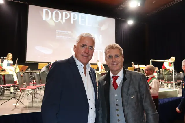 TVB-Obmann Josef Chodakowsky mit TVB-Direktor Martin Ebster, der im zweiten Konzertteil durch den Abend führte.  | Foto: Elisabeth Zangerl
