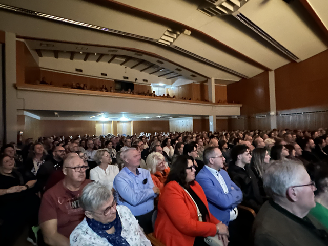 Rund 550 Besucher erlebten einen unterhaltsamen Kabarettabend. | Foto: Jana Zuser