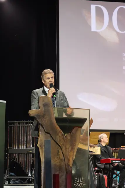 Martin Ebster, der im zweiten Konzertteil durch den Abend führte.  | Foto: Elisabeth Zangerl