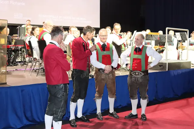 Gerhard Krug, der Obmann der MK Hatting bedankte sich. Mit im Bild ist Kapellmeister Peter Kostner (MK Hatting) sowie Christian Haueis (Obmann MK St. Anton am Arlberg) und Kapellmeister Günther Öttl (MK St. Anton am Arlberg).  | Foto: Elisabeth Zangerl