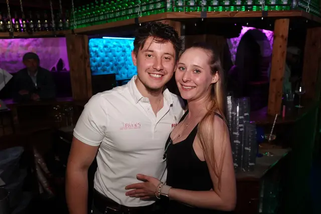 Sorgten an diesem Abend als eingespieltes Team für das leibliche Wohl der Gäste: Julian und Angelina. | Foto: MeinBezirk/Michael Blinzer