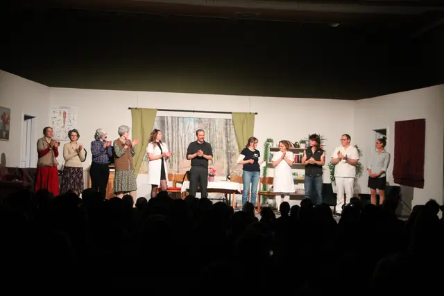 An vier Abenden wurde das Stück im Teufelsteinsaal in Fischbach gespielt. | Foto: Josef Hofmüller