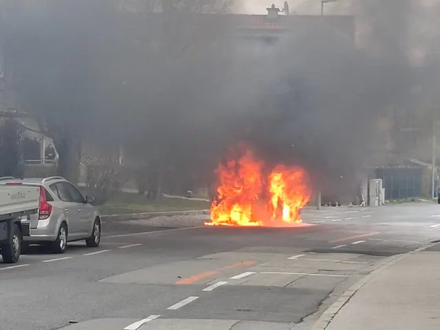 Das brennende E-Auto in der Lönsstraße in Innsbruck. | Foto: zeitungsfoto.at