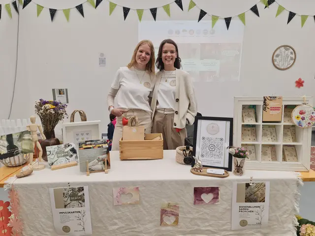 Anna Habermann und Julia Haselberger beim Kinderprogramm, wo sie mit kreativen Bastelideen für Begeisterung bei den jungen Besuchern sorgen.
 | Foto: Cornelia Strobl